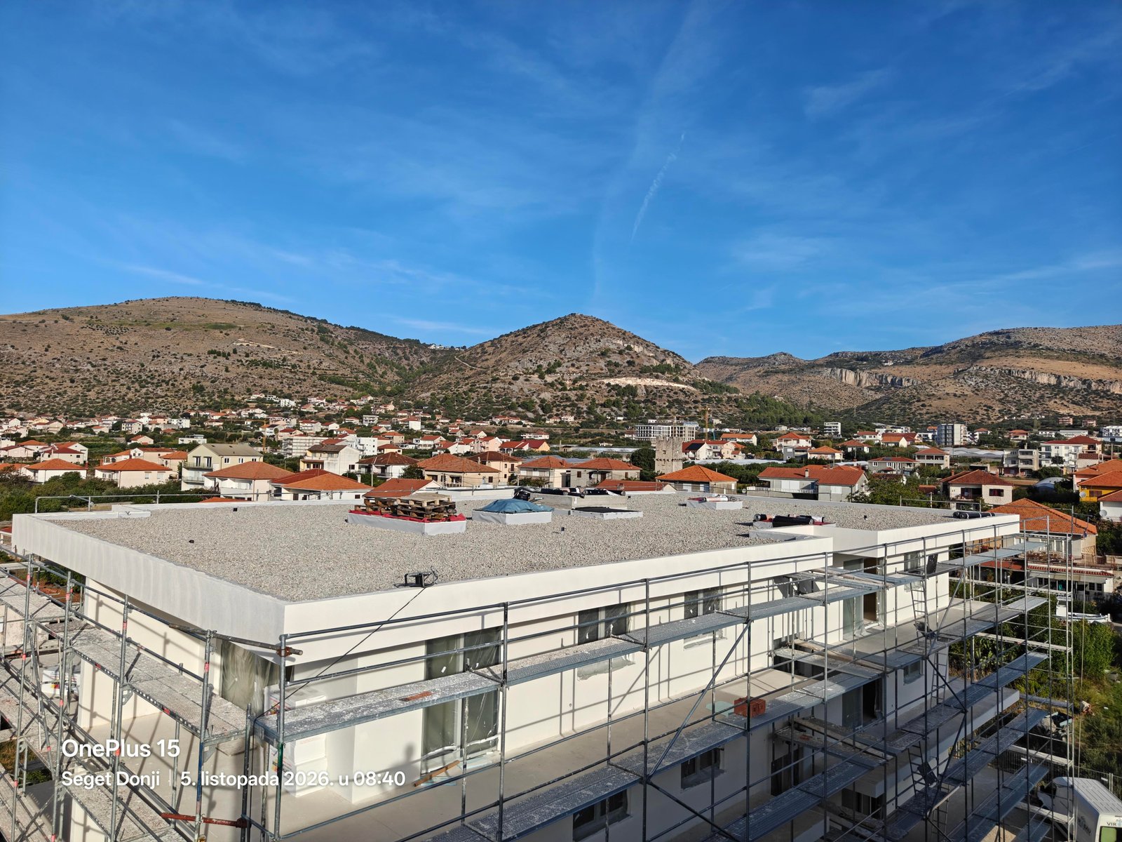Hidroizolacija ravnog krova PVC membranom sa šljunkom u Trogiru, 580 m2